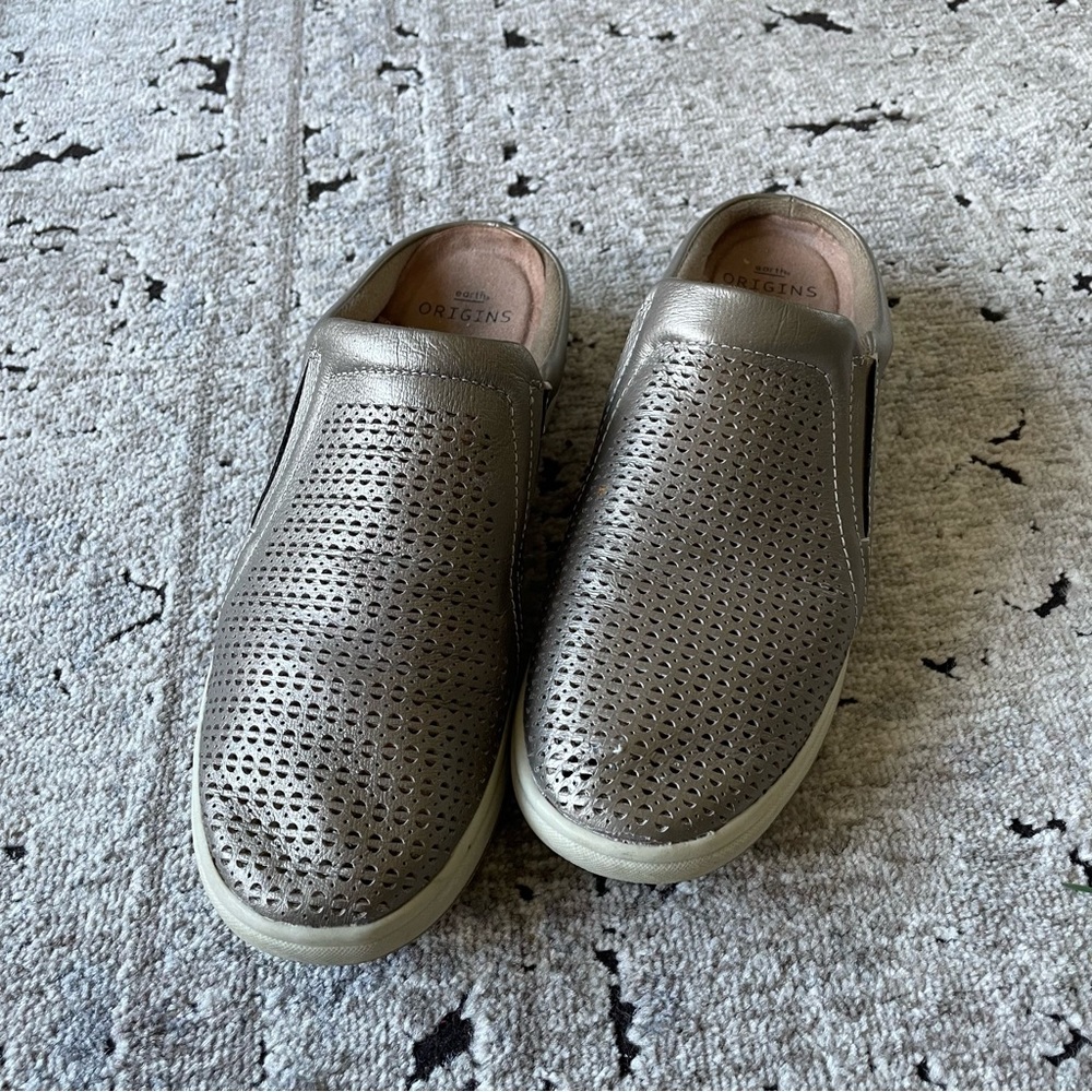 Earth Origins Slip On Shoes - Size 9